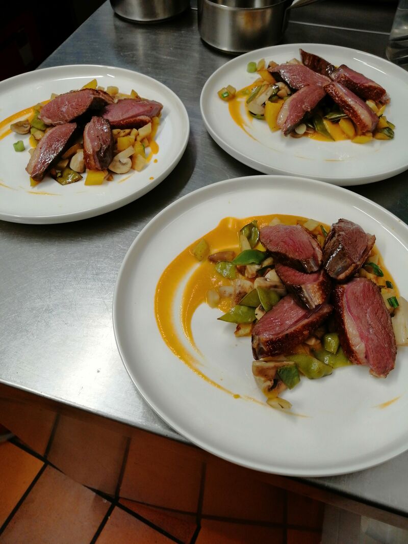 Menu du marché. Canard et légumes de saison
