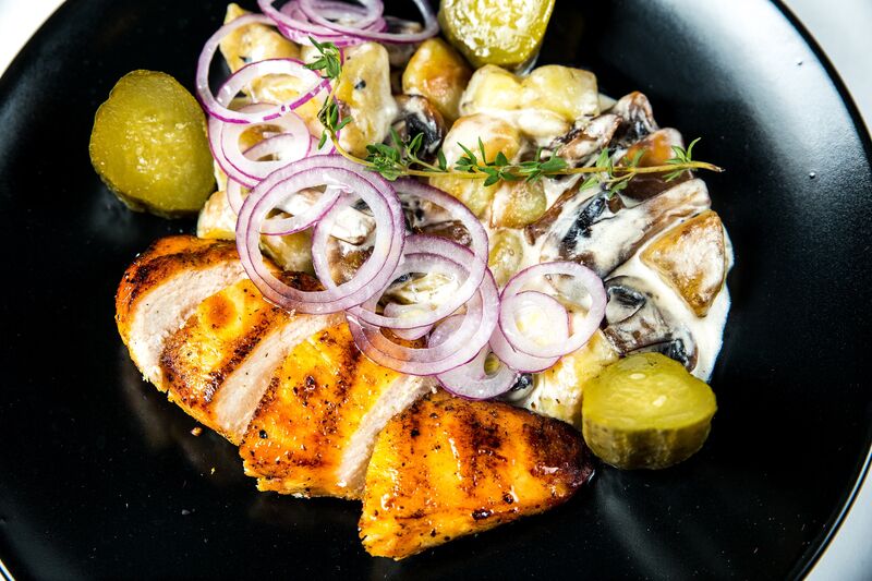 Курячий стек з картоплею та грибами.