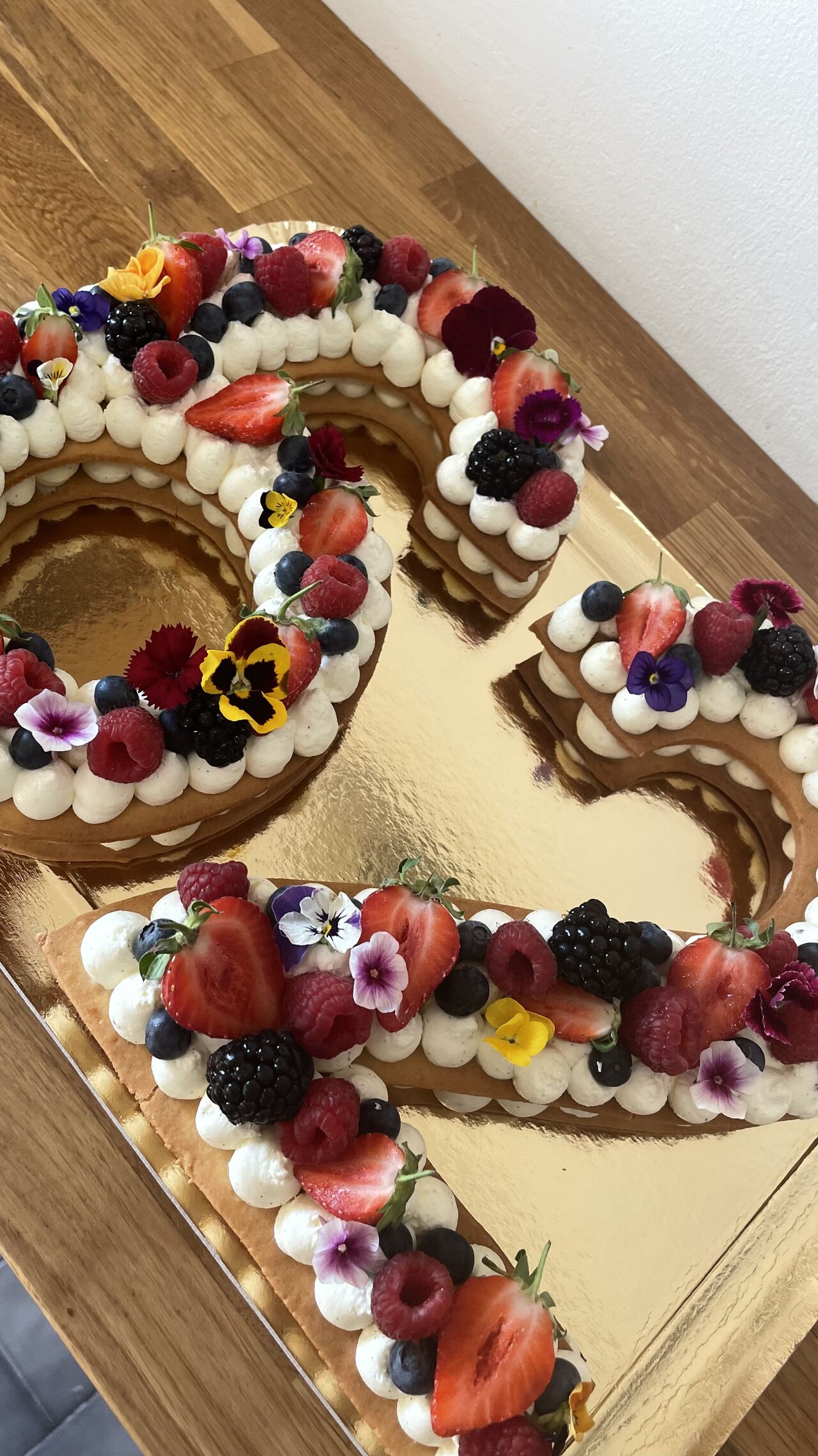 Voici un exemple de Number Cake aux fruits rouges
