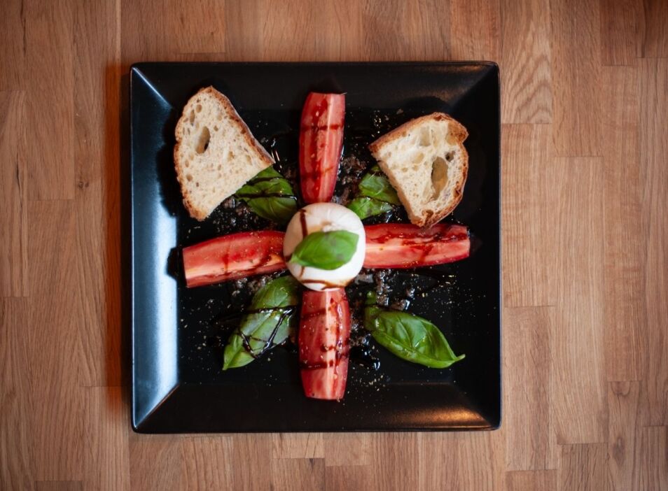 Caprese, mozzarella di Bufala, tomaten San Marzano, Trüffel pesto, Balsamico-Essig, Basilikum und Brot
