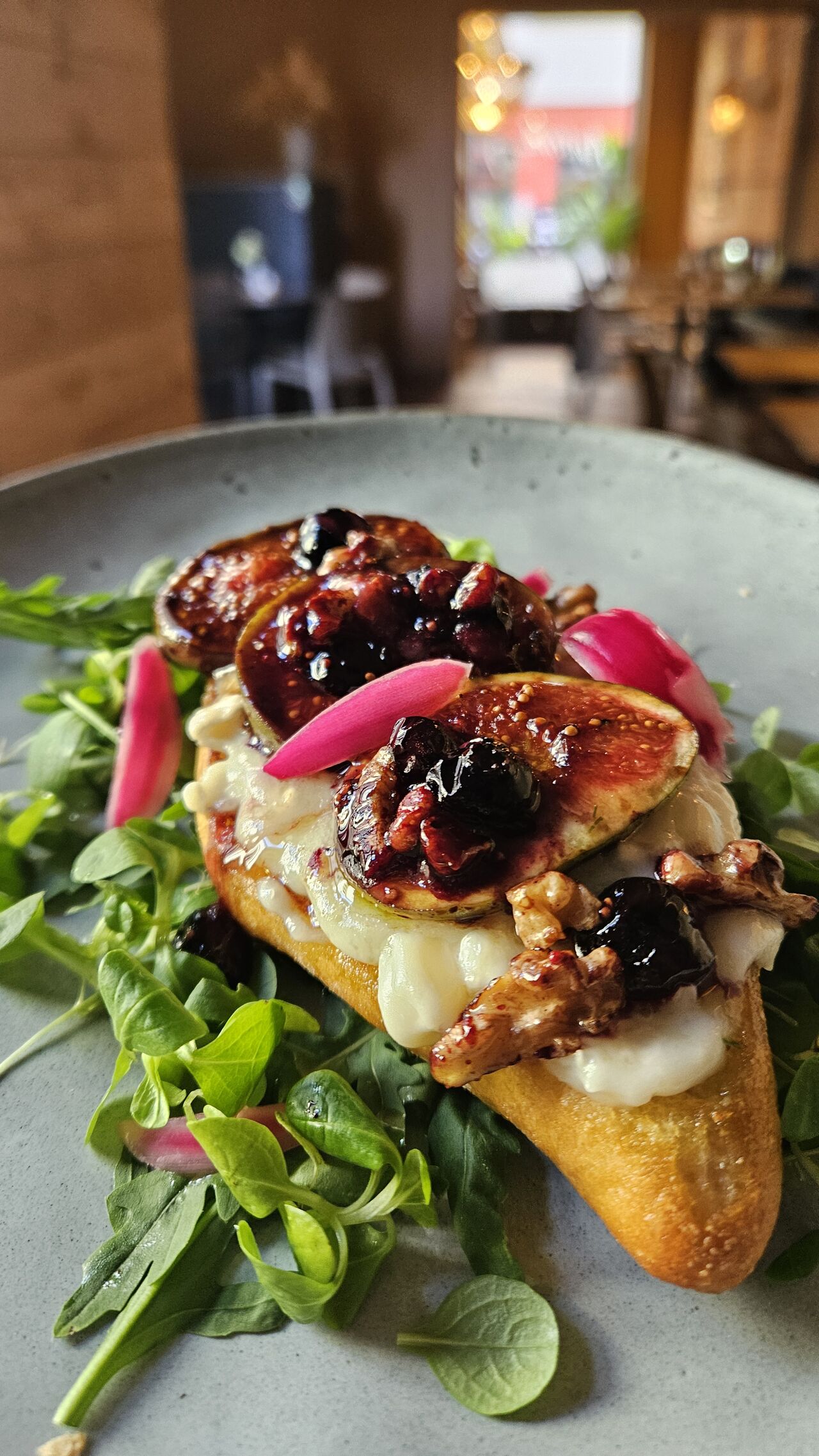 Brot mit Feigen & karamellisierten Ziegenkäse