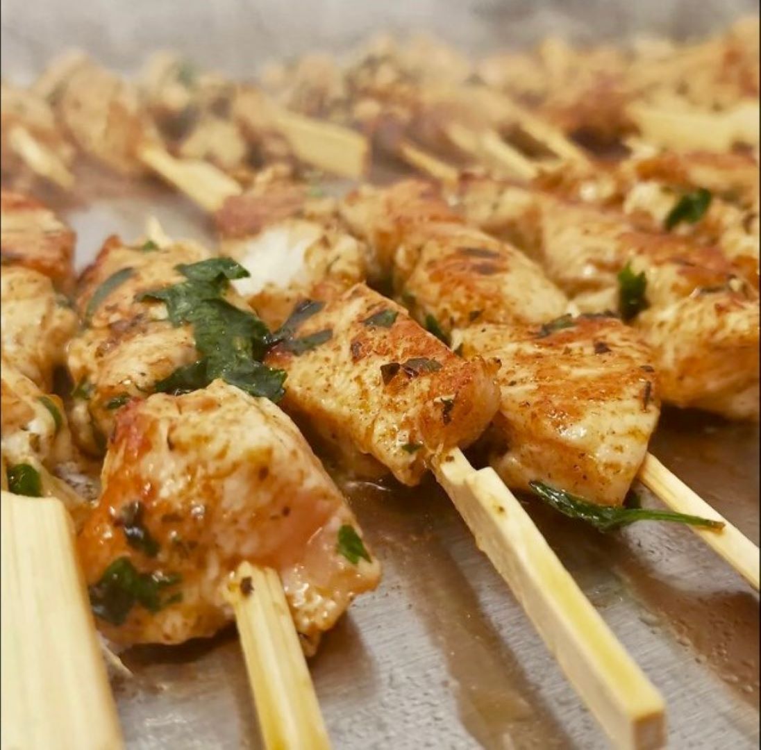 Brochettes de poulet marinées maison. Au choix : Paprika, Curry.
(vendues par 3)
