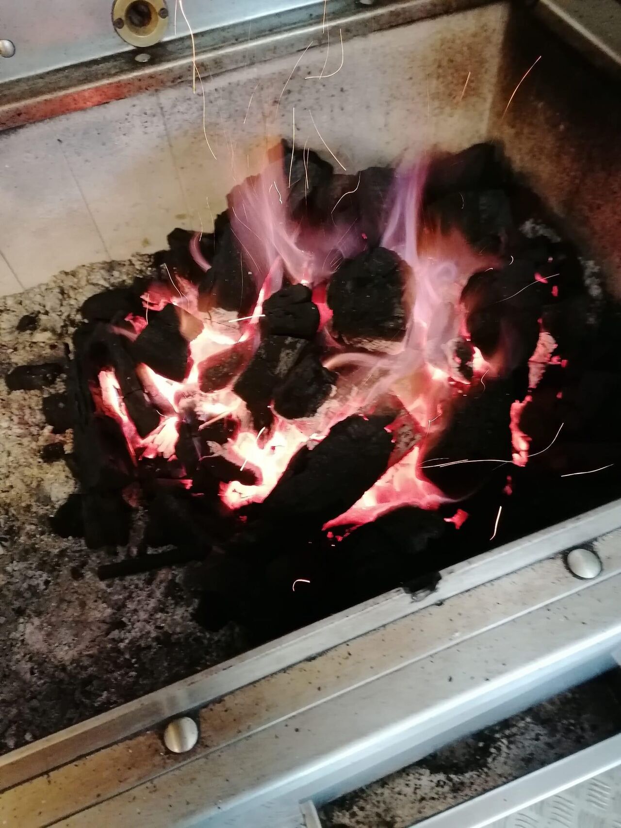 D abord une bonne braise pour de bon poulets 