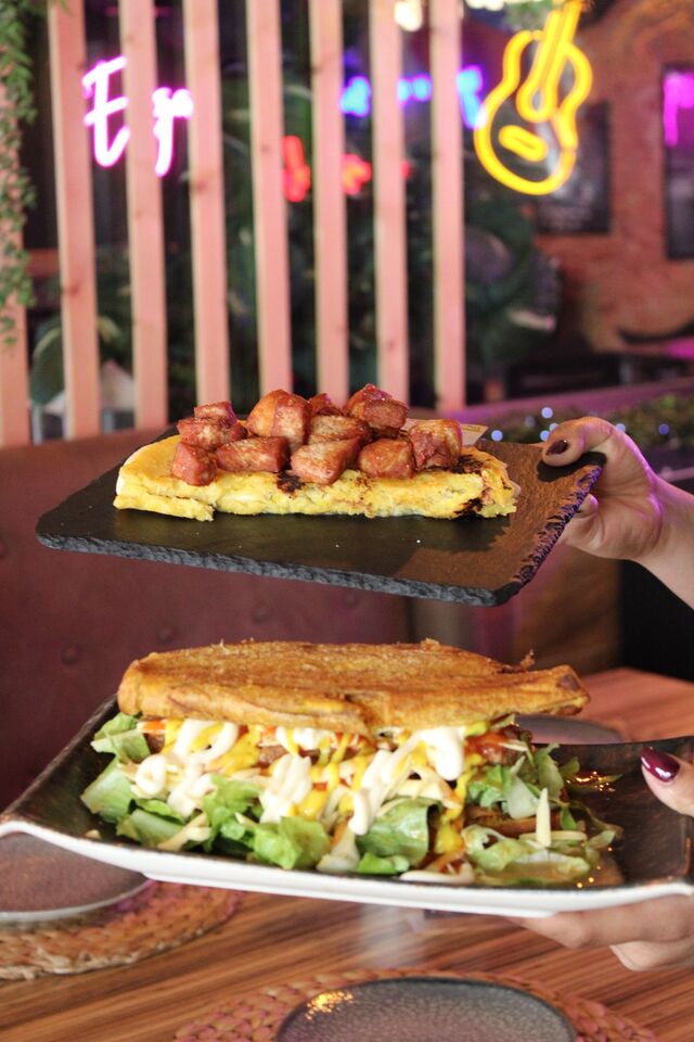 Cachapa con cochino frito y patacón 