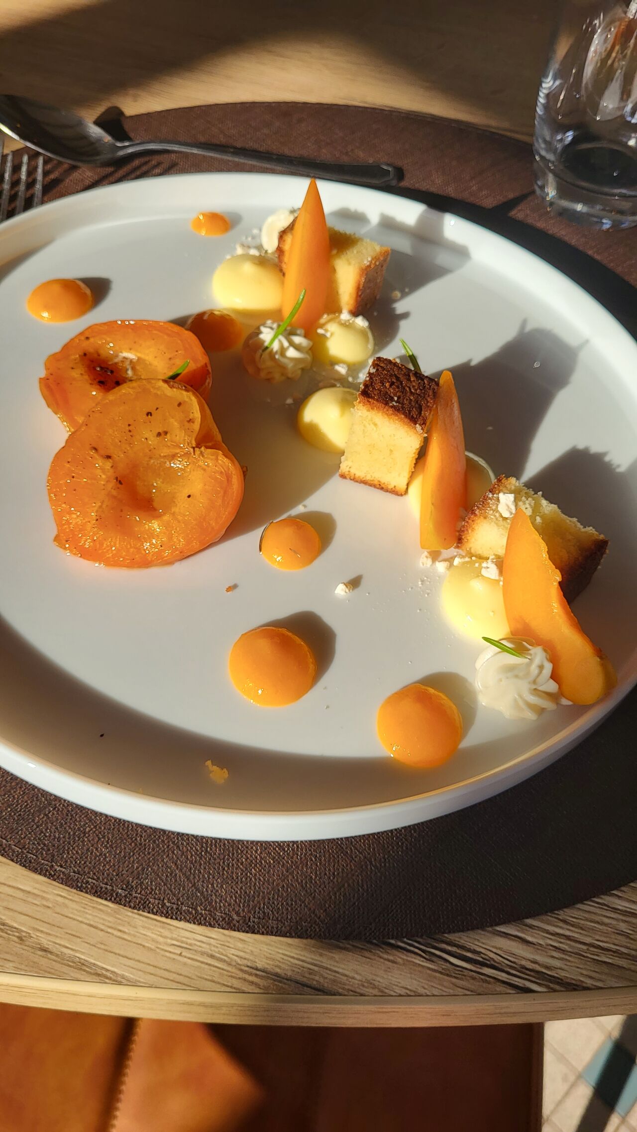 Abricots rôtis, biscuit nantais, crème au citron et romarin