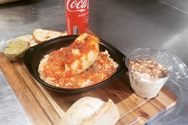 Encornets farcis à la sétoise, riz et tiramisu au Kit-Kat