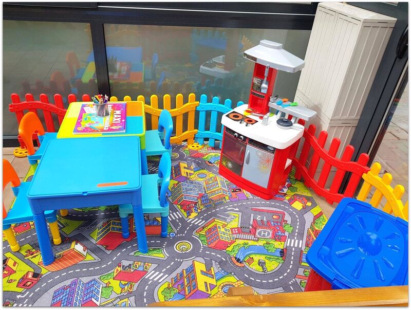 Z myślą o naszych najmłodszych gościach i komforcie rodziców przygotowaliśmy przytulny kącik zabaw. Maluchy nie będą się nudzić.