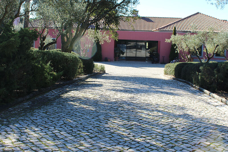 Entrada com acessos de estacionamento privado 