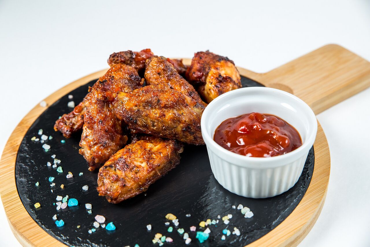 Гострі крильця з соусом Блю Чіз.