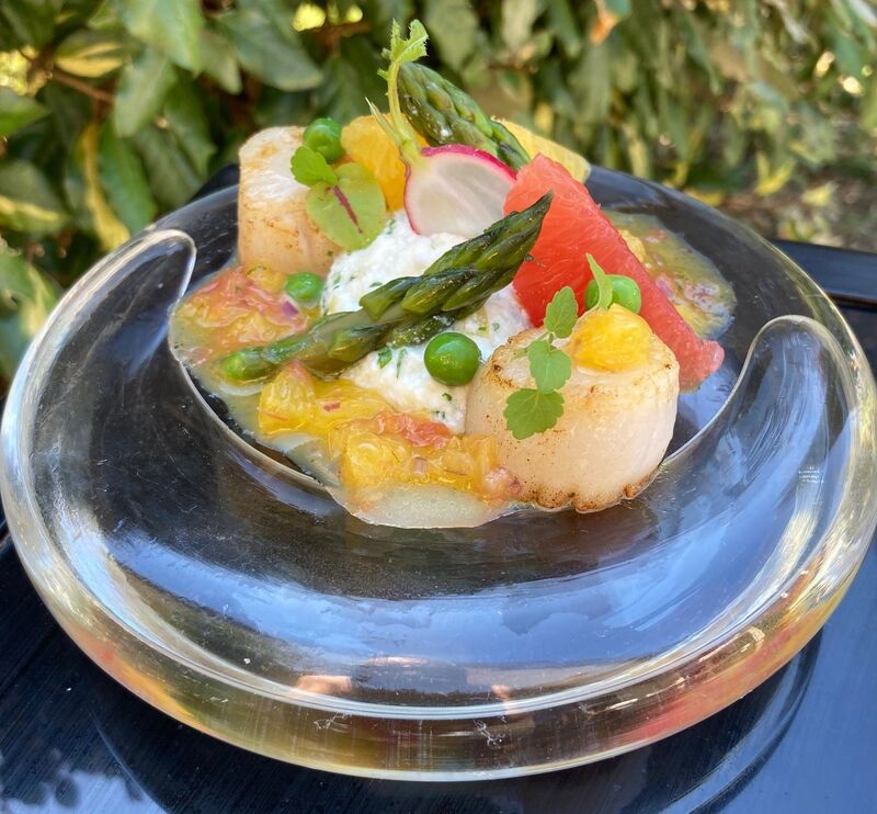 Saint-Jacques aux agrumes, brousse au citron confit et asperges vertes