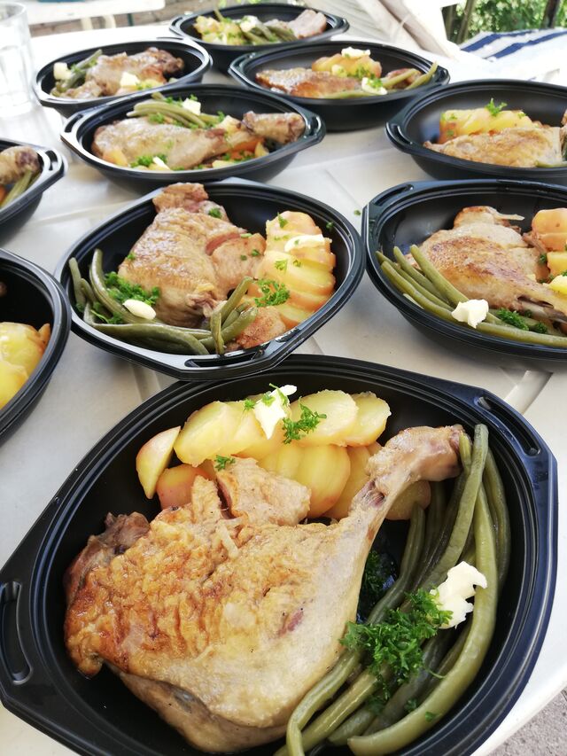 Préparation de ventes à emporter (cuisse de canard, Pomme /haricot)