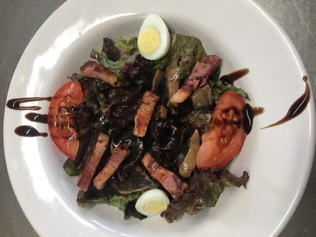 Salade maison (verte du jardin, œuf de caille de la basse-cour et lardons de gravelotte)