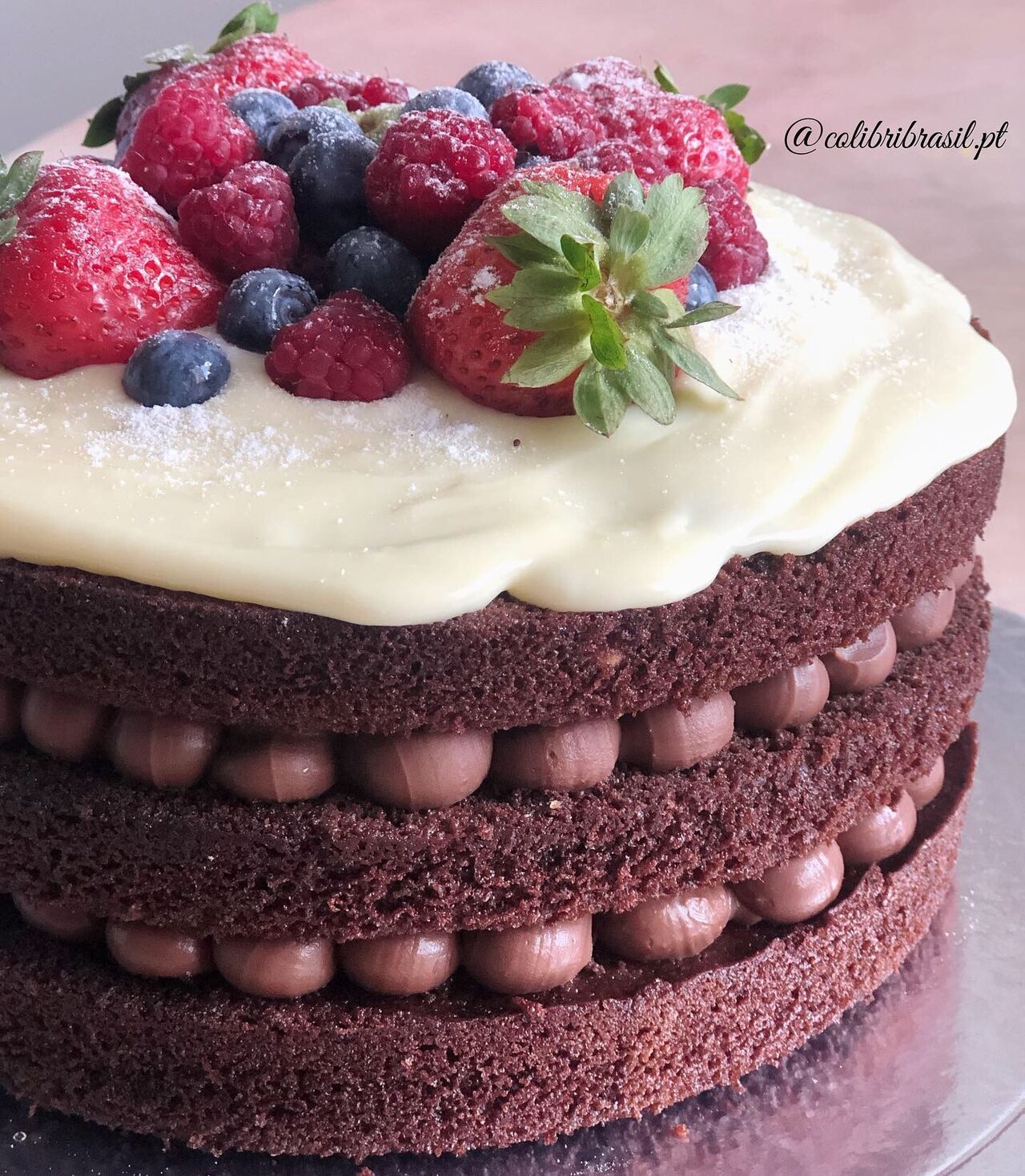 Bolo com 2 tipos de chocolate e frutas vermelhas 