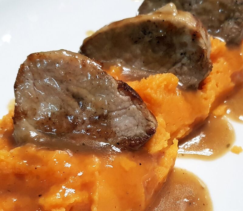 Medallones de solomillo ibérico con base de boniato y salsa oporto