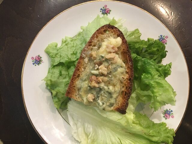 Salade verte et son toast de Fourme d’Ambert miel et noix
