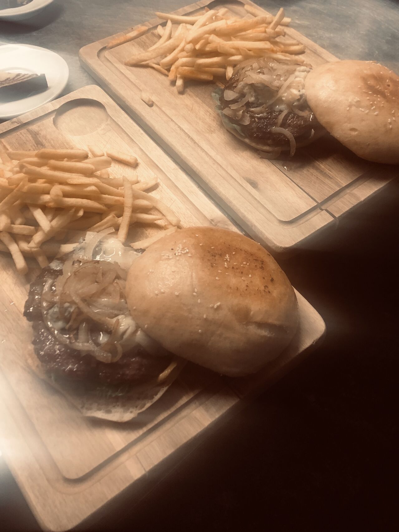 XXL Burger mit Pommes
Hausgemachtes Brot und patties
Jeden Sonntag ab 16 Uhr 8,90€