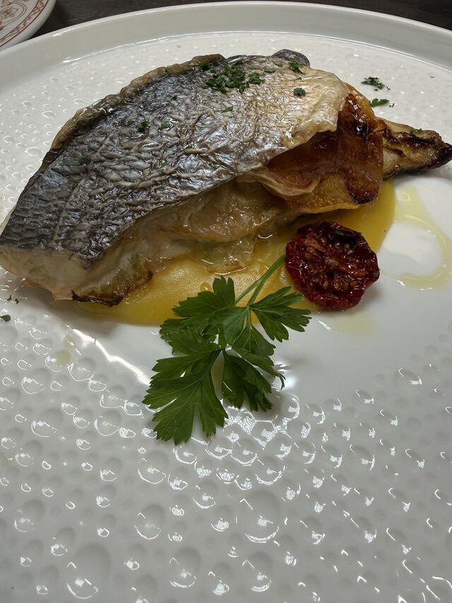 Sandwich di spigola con chips di patate, verza , provola e cipolla 