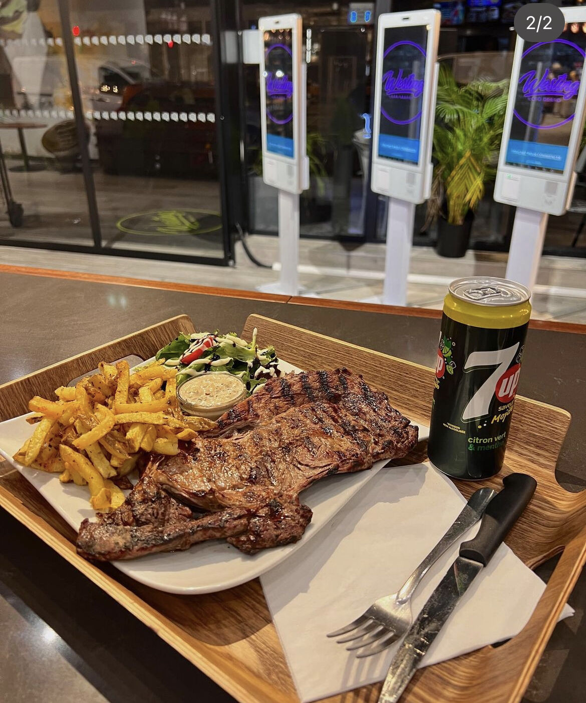 L'entrecôte Frite accompagné d'une salade