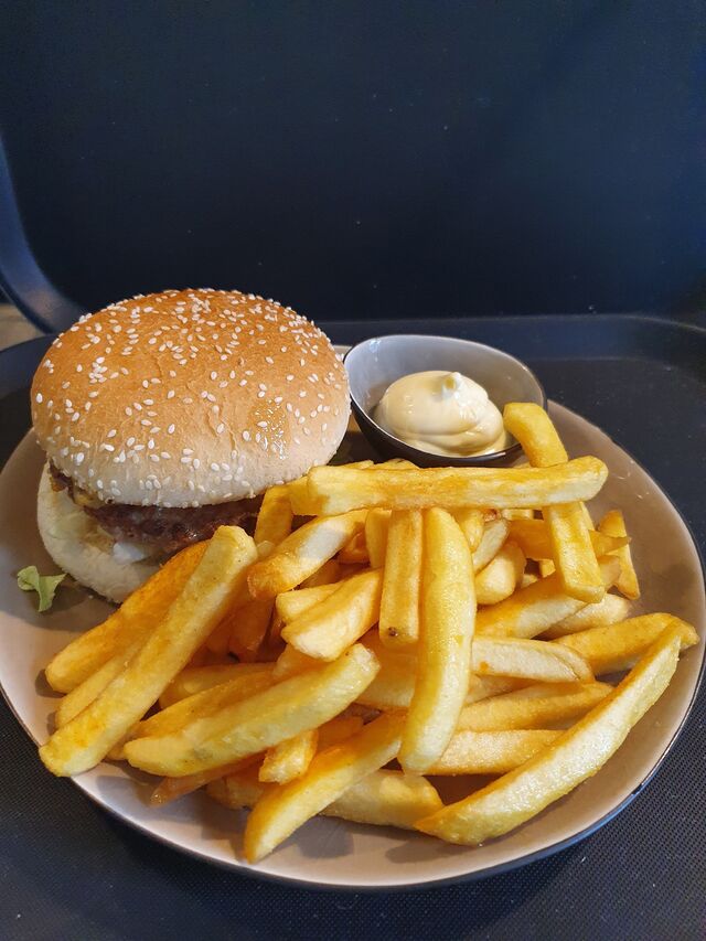 Hamburger mit Pommes und Majo