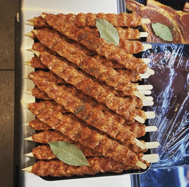 Adana kebab
Viande hachée épicé à la façon turc en brochette 