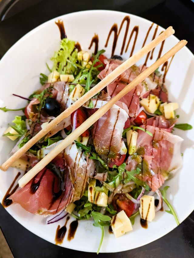 INSALATONA PROSCIUTTO E FORMAGGIO 