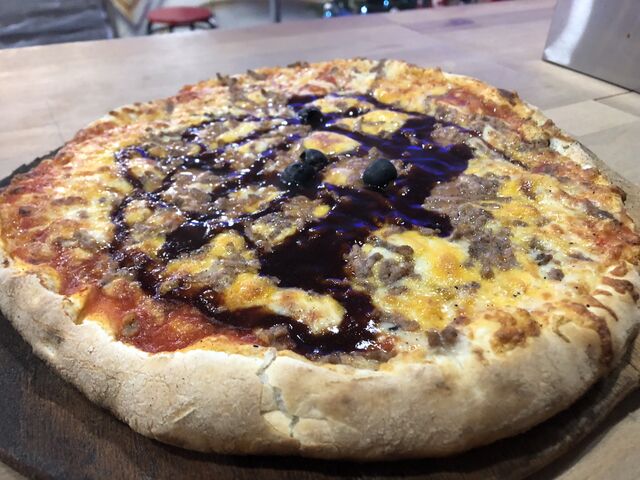 Base tomate , emmental, oignons, viande hachée, cheddar, sauce bbq