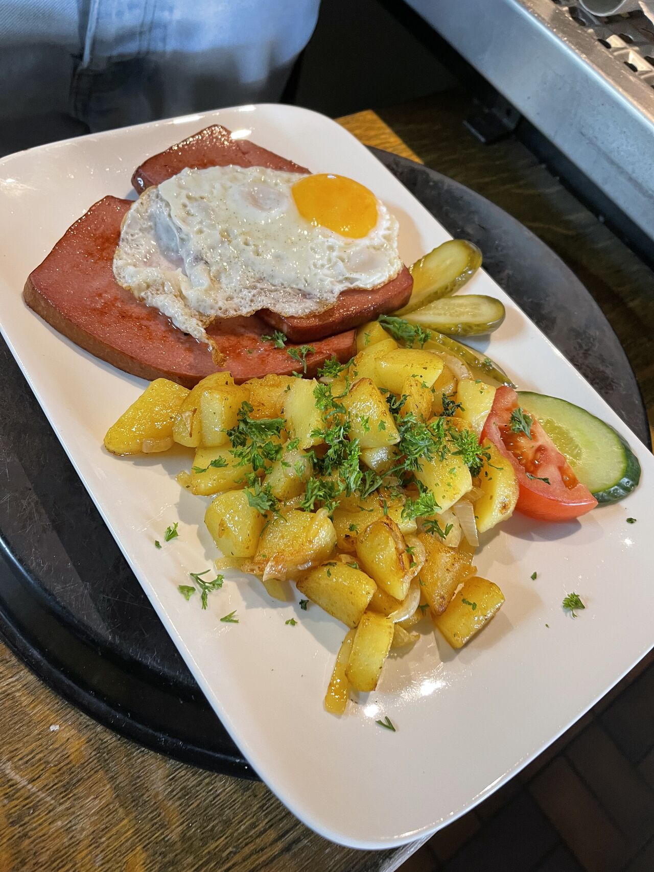 Leberkäse mit Spiegelei und Bratkartoffeln 