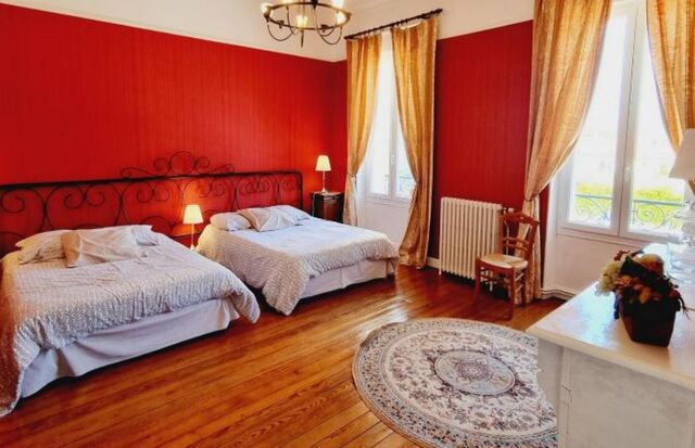 Suite parentale de 53 m² à l'étage avec une chambre possédant 2 lits en 140x190 et une autre chambre possédant 1 lit en 140x190.