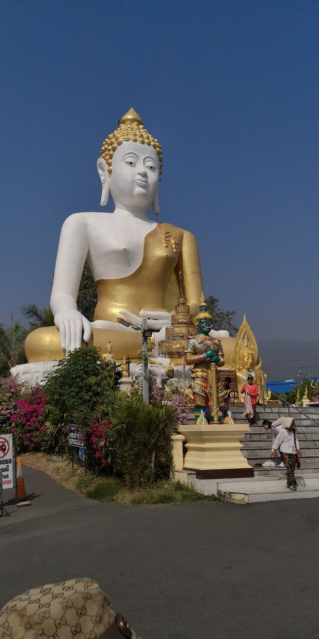 Wat Chiang Mai.
Un temple que j aime plus particulièrement à Chiang Maï 