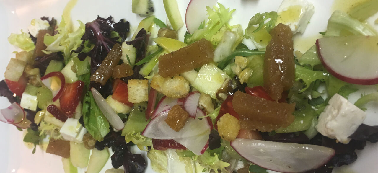 Ensalada de frutas, queso feta y membrillo