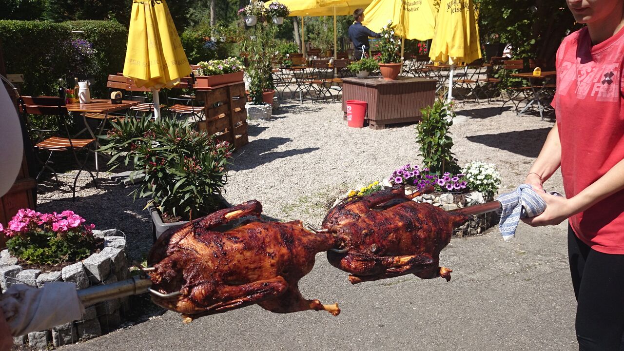 z.B Kirchweih Ente vom Spiess mit Knödel und Blaukraut als 1/4 oder 1/2 Ente ab 10,90€ incl Salat
