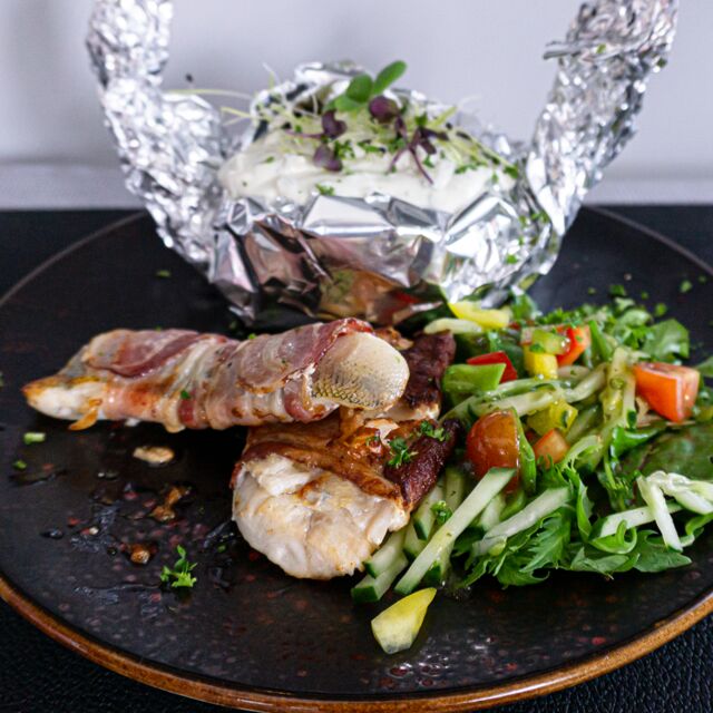 Zander im Speckmantel mit Ofenkartoffel und Kräuterquark