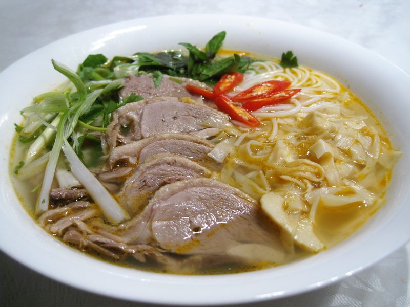 Reisnudeln Suppe mit Entenfleisch