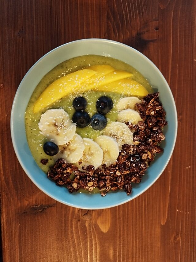 Mangós-spenótos Smoothie tál