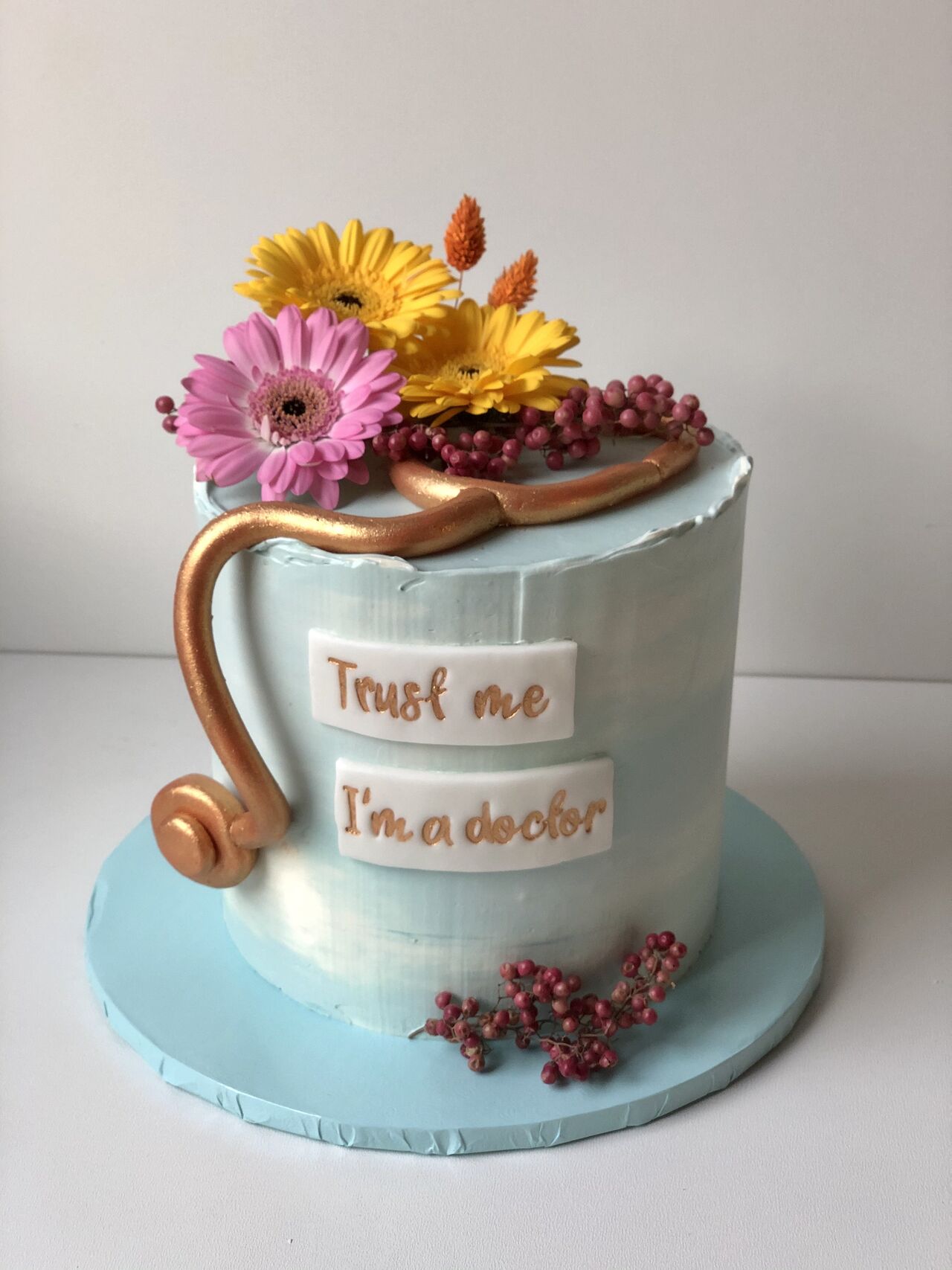 Torty okazjonalne - I'm a doctor - żywe kwiaty, ozdoby z masy cukrowej