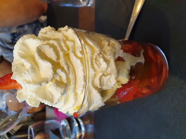 Notre coupe de fraises accompagnée de notre compotée de rhubarbe maison ... Laissez vous tenter ...
