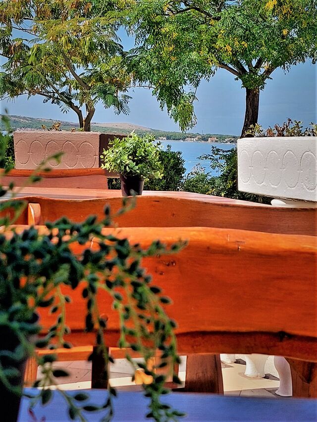 Ugodna sjenovita terasa sa pogledom na more.