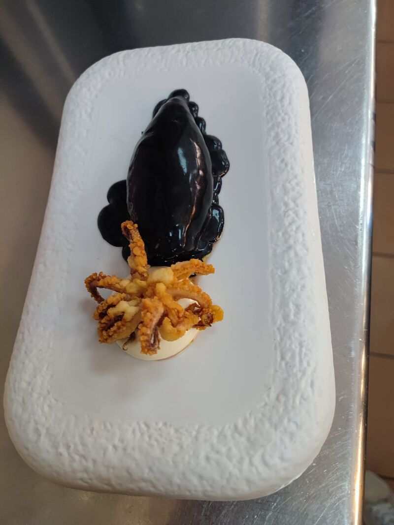 chipirón back relleno de arroz negro y cobertura de tinta de calamar