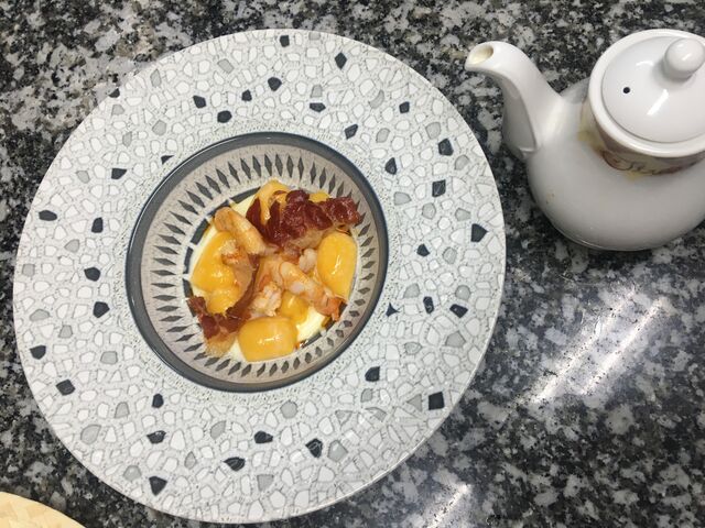 Gnocchis de calabaza con pure de papa, langostinos y suero de parmesano