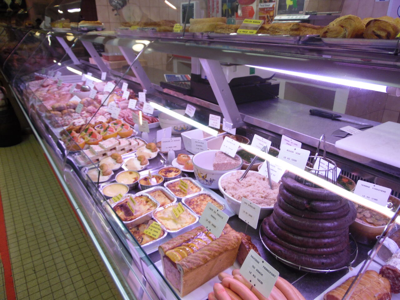 Grand choix de salades, plats préparés,
saucissons, jambons ..........