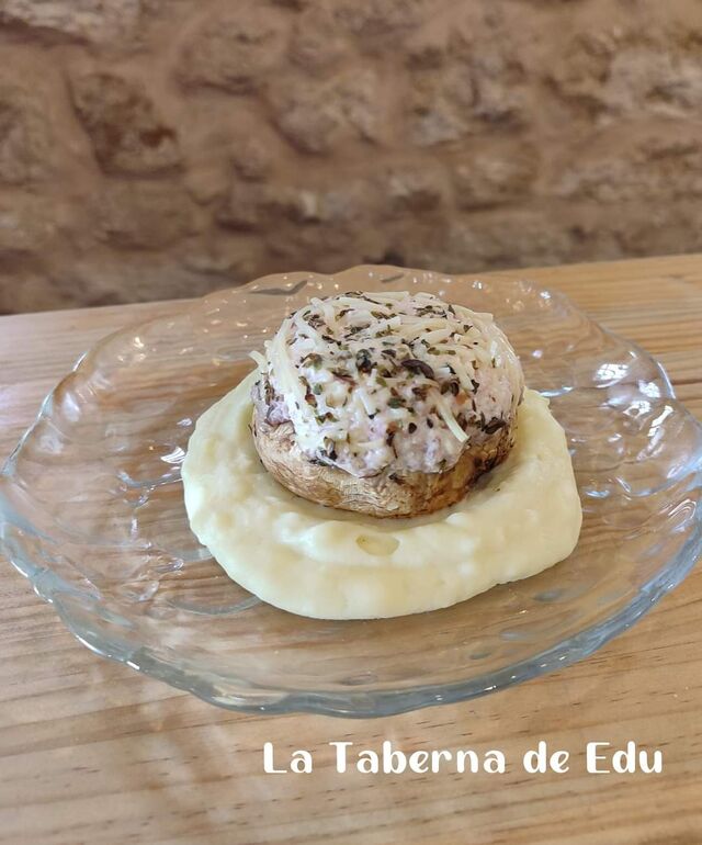 Champiñón relleno de bacon,nata y queso mozarela sobre una cama de Parmentier 