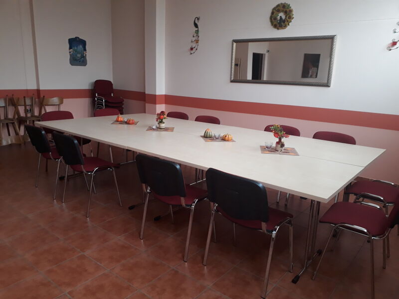 Hier ist unser kleiner Veranstaltungsraum für Veranstaltungen jeglicher Art für bis zu 30 Personen zu sehen.