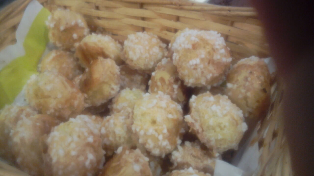 Chouquette vendu par 12(pâte à choux recouvert de grains de sucre)