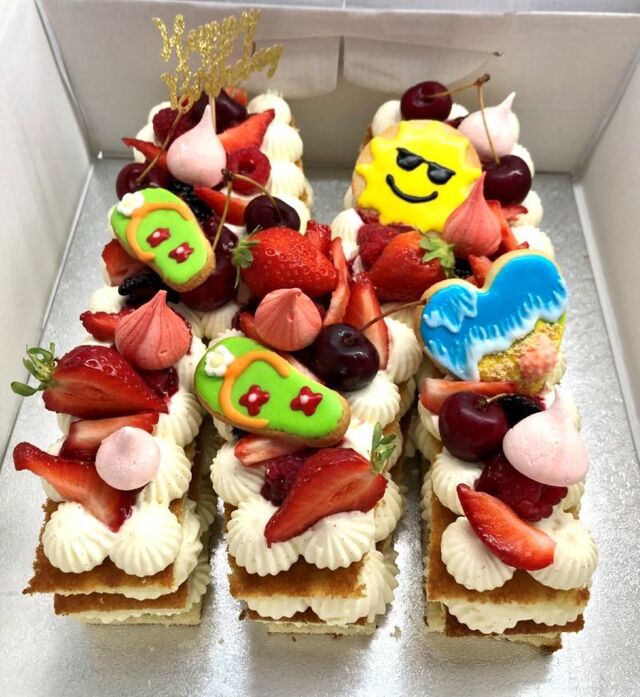 Letter cake vanille&fruits rouges à thème - sur commande