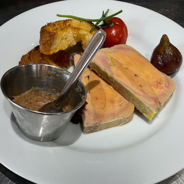Foie gras de canard mi-cuit au Calvados, chutney figue - coing