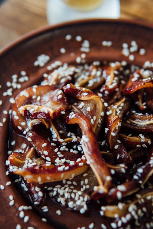 Підкопчені вушка у соусі унагі. Чудово смакує до пива.