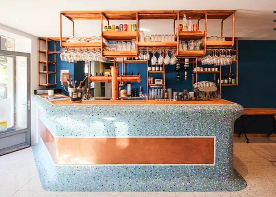 bar mariage de la mosaïque bleu et du cuivre