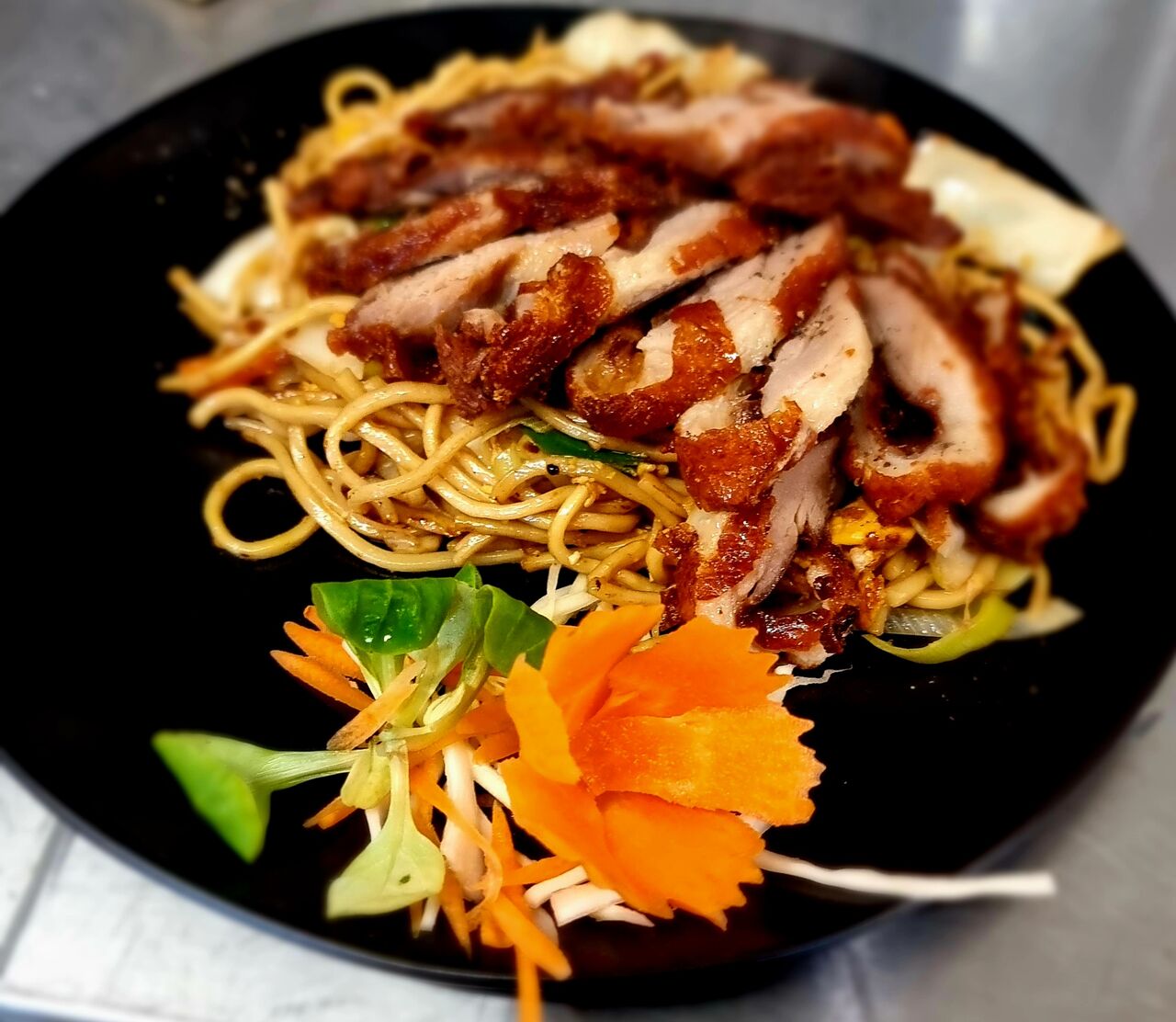 Gebratene Eiernudeln mit knuspriger Ente 