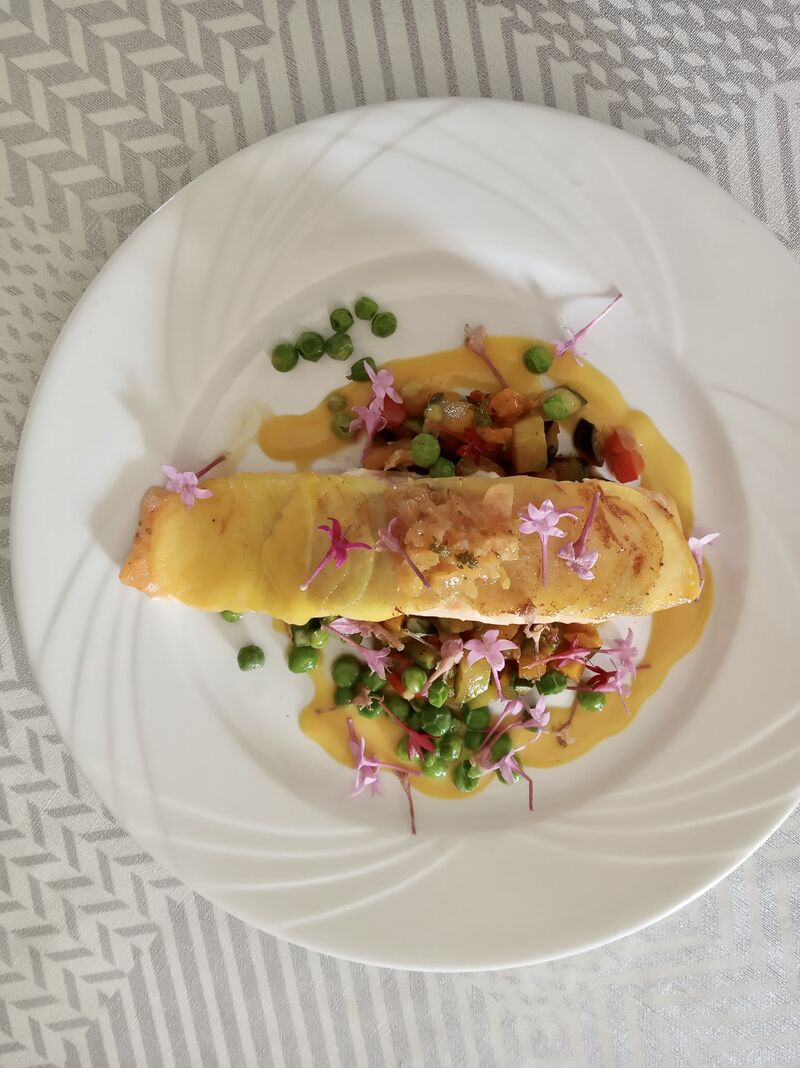 Dos de saumon en écailles de pomme de terre,fleur de pentas,beurre d orange