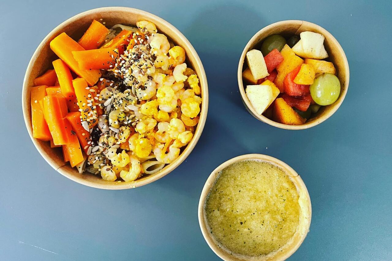 Smoothie Melon & gingembre ; Bowl crevettes au curry, penne, carottes rôties ; Salade de fruits frais